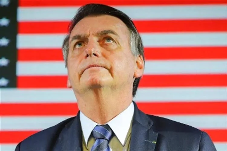 Bolsonaro defende taxação de Trump que pode prejudicar economia brasileira