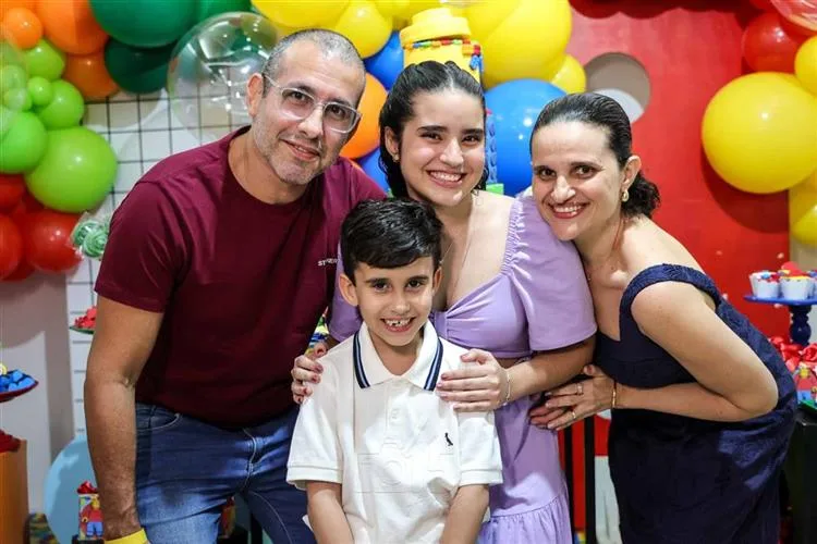 Letícia Ribeiro e Marcus Aurélio comemoram o sétimo aniversário do caçula, Joshua