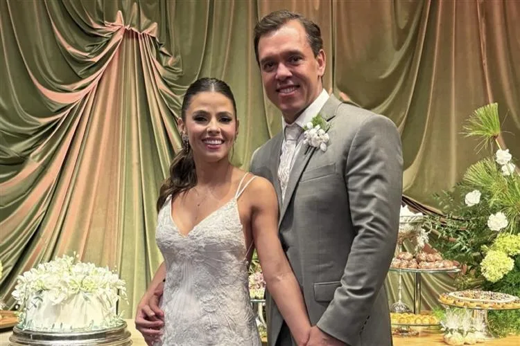 Nestor Teixeira e Naiana Gripp selam o amor com casamento ao pôr do sol no Colosso
