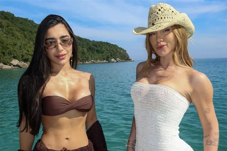 Virgínia e Duda Freire posam juntas em ensaio durante passeio de barco