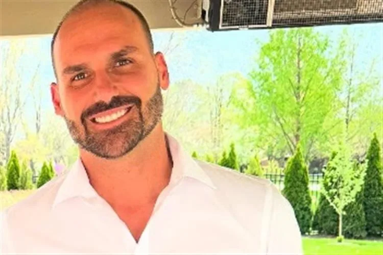 Licença de Eduardo Bolsonaro chega ao fim neste domingo