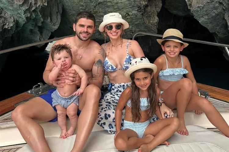 Isabela Franklin e Ivan Bezerra Neto curtem temporada com a família a bordo do cruzeiro Disney Magic