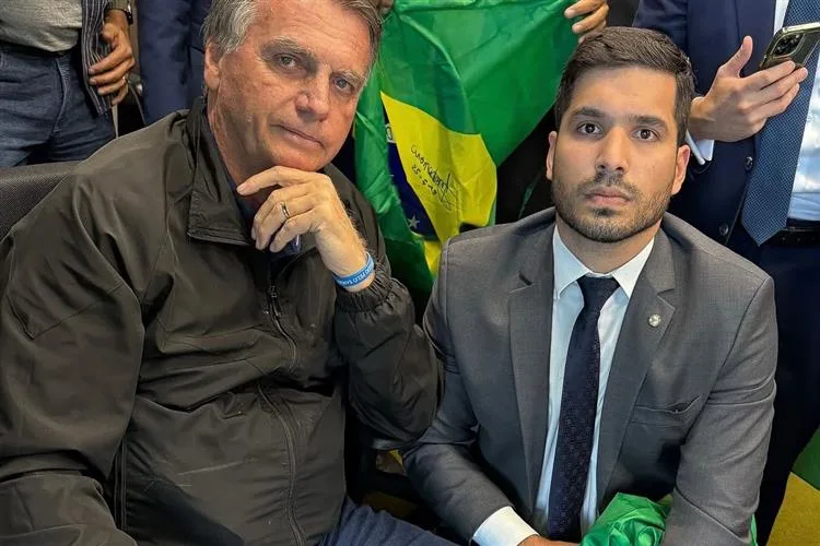 Bolsonaro mostra a tornozeleira em ida à Câmara: 'Máxima humilhação'