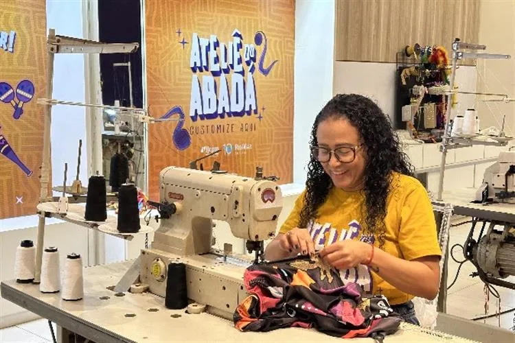 Costureiras de comunidades personalizam abadás para o Fortal em lojas sociais dos shoppings RioMar