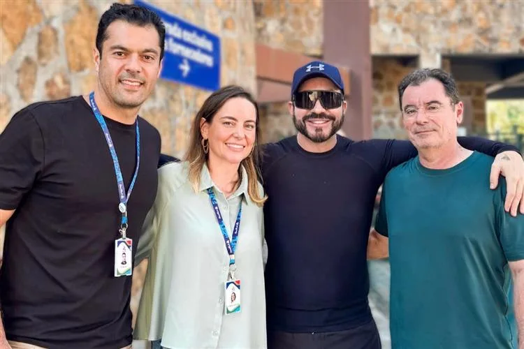 Padre Fábio de Melo se diverte no Beach Park e se aventura no Surreal