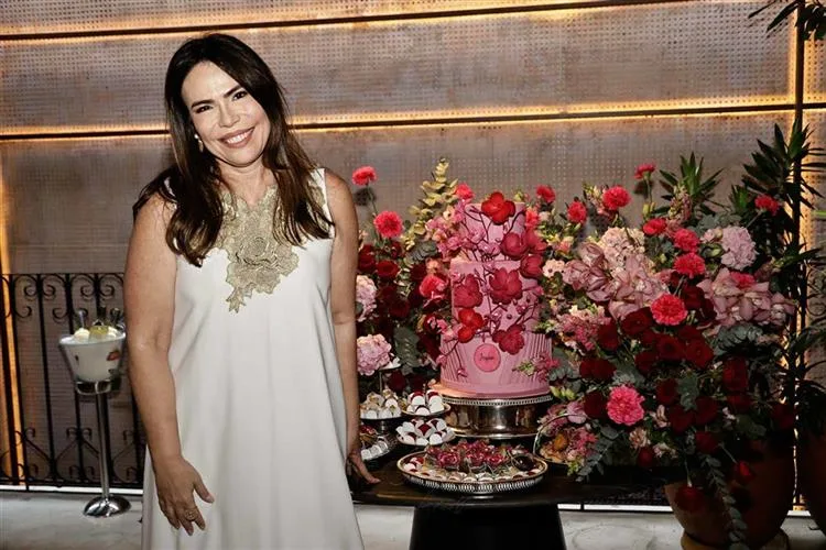 Andrea Rios se cerca de amigas para brindar a nova primavera