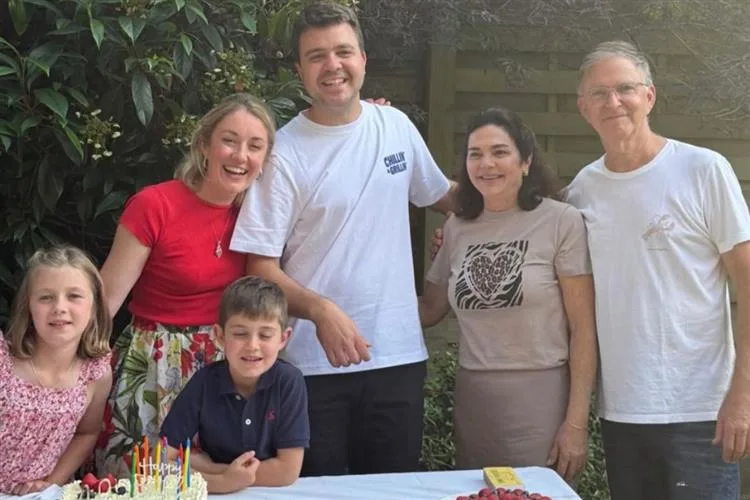 Sophia e Haim Erel celebram o aniversário do primogênito, David, em Aston-on-Trent