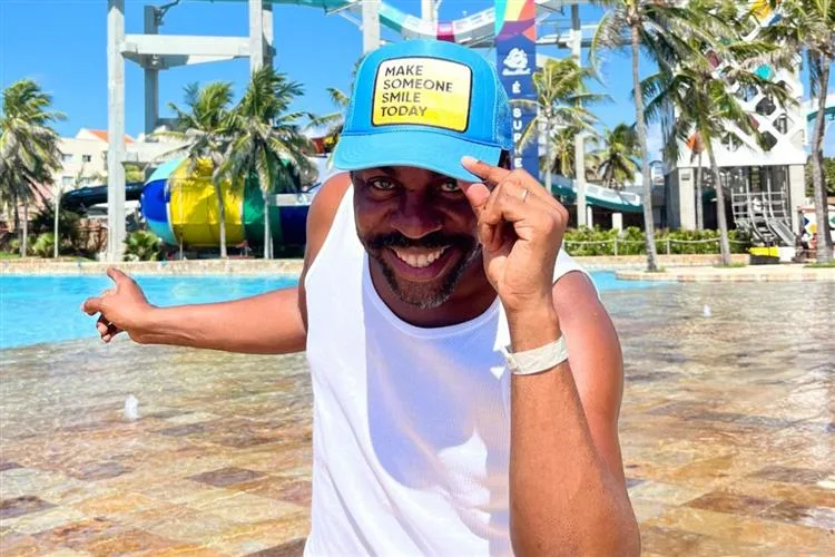 Lázaro Ramos e filhos aproveitam férias no Beach Park