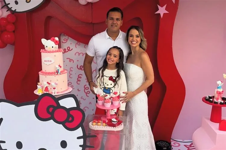 Wládia Cacau e Tony Martins festejam os sete anos da filha Duda com tema Hello Kitty