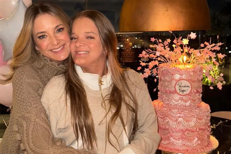 Ticiane Pinheiro recebe a filha Rafa Justus com festa surpresa