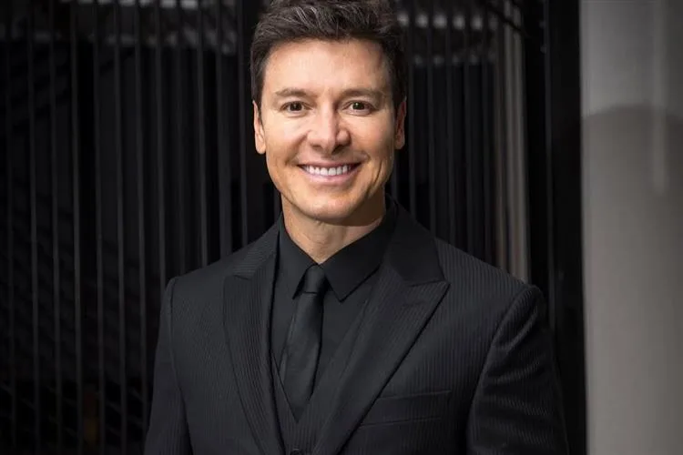 Rodrigo Faro assina contrato de retorno à TV Globo