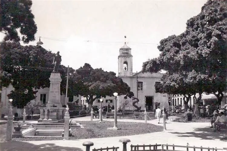 Praça General Tibúrcio, uma das praças mais antigas de Fortaleza