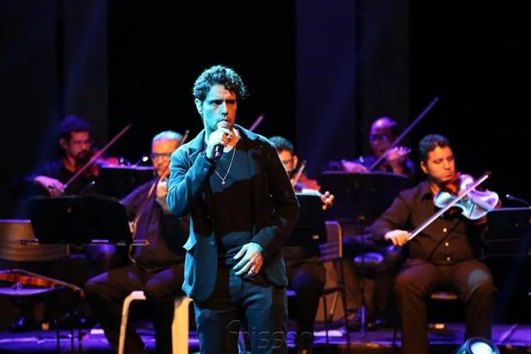 Tenor brasileiro Thiago Arancam apresenta espetáculo emocionante no Theatro RioMar