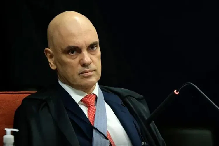 Alexandre de Moraes sobe o tom para a família Bolsonaro