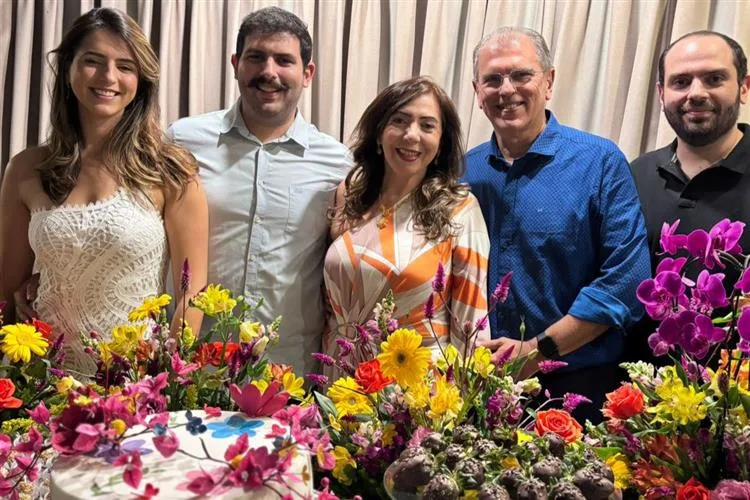 Gina Pompeu recebeu familiares e amigas para comemorar seu aniversário