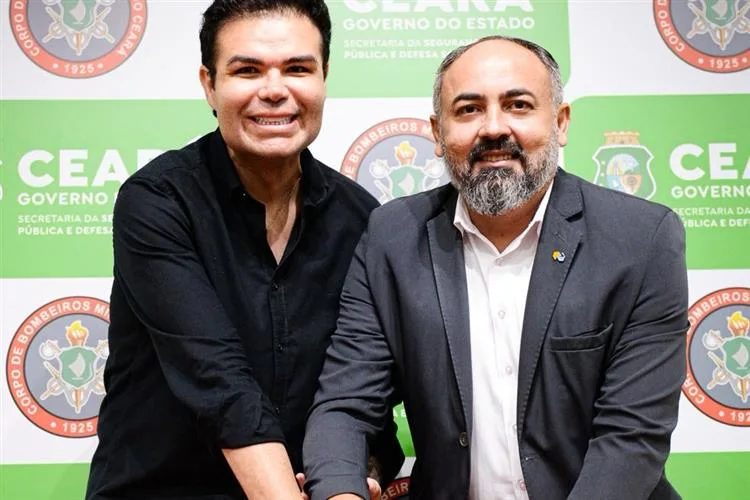 Correios lançam selo e carimbo em homenagem aos 100 anos do Corpo de Bombeiros do Ceará
