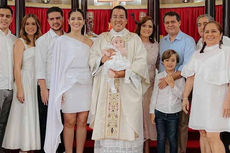 Dara Oliveira e Eduardo Leitão levam a filha Maitê ao Batistério na Igreja do Líbano