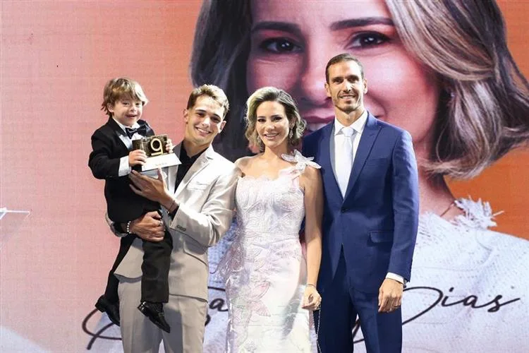 Frisson celebra 15 anos reverenciando personalidades em noite de glamour