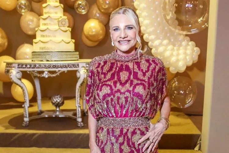 Rosângela Dias causou frisson com look by Cris Pinto nos 15 anos do Frisson
