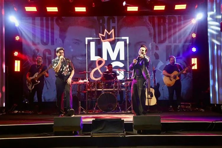 Luis Marcelo e Gabriel agitaram noite de 15 anos do Frisson com show repleto de sucessos