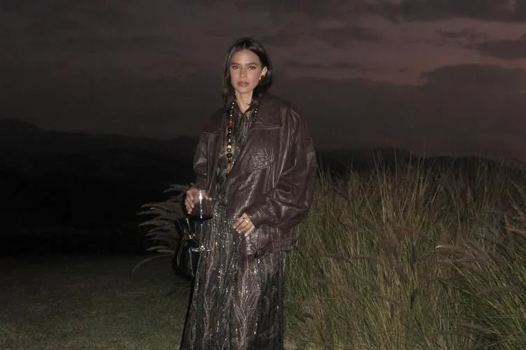 Bruna Marquezine causa frisson com look boho chic em festa de Gagliasso e Ewbank