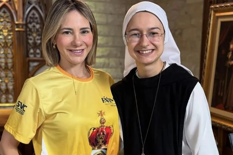 Gaida Dias reza o Rosário com o Instituto Hesed e compartilha testemunho de fé
