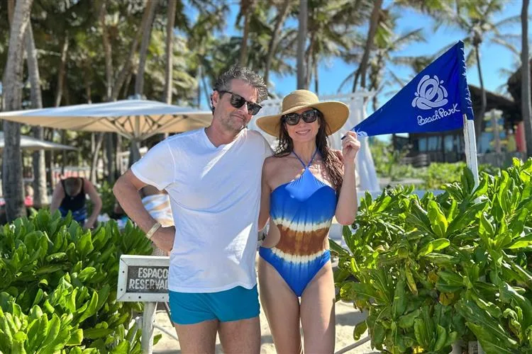 Letícia Spiller e Marcelo Serrado aproveitam fim de semana de diversão e descanso no Beach Park