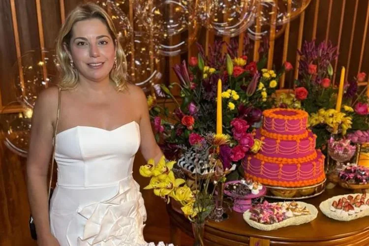 Patrícia Aquino é surpreendida com sessão sopro de velinhas nos tons da alegria