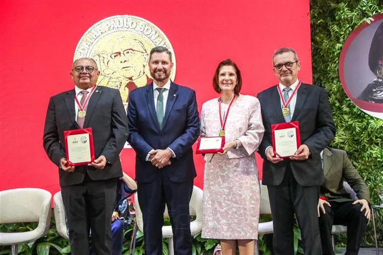 Medalha Paulo Bonavides homenageia personalidades em defesa da democracia