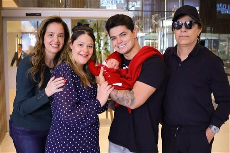 Maria Cavalcante deixa a maternidade com a filha Antonella
