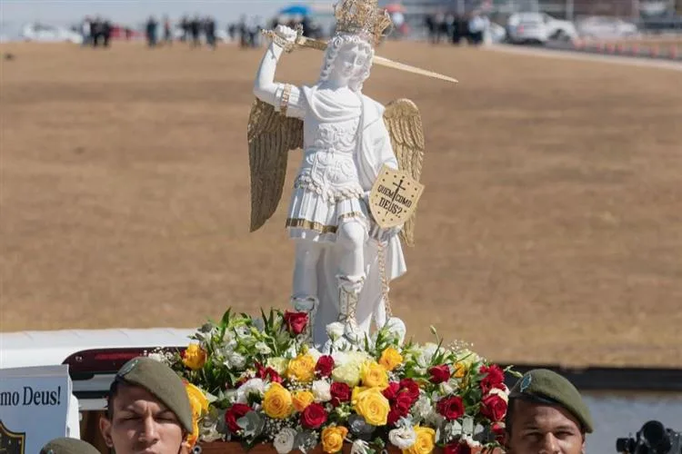 Imagem Peregrina de São Miguel Arcanjo chega a Brasília