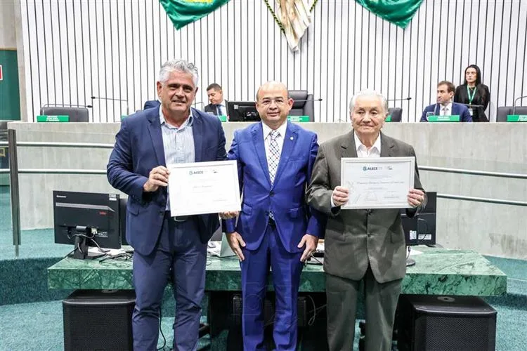 Alece homenageia Apiguana pelos seus 60 anos