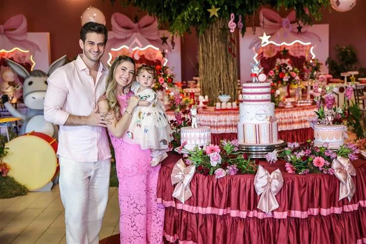Bruna e Ravi Macedo festejam o primeiro aniversário da filha, Helena