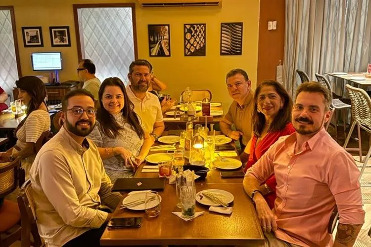 Miguel Dias Filho reúne grupo de amigos no Cenário Casa de Música, novo empreendimento do Grupo Host