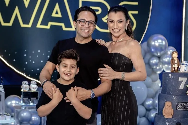 Paulo Pedrosa e Adriana Cordeiro comemoram os sete anos do filho Romero em animada festa
