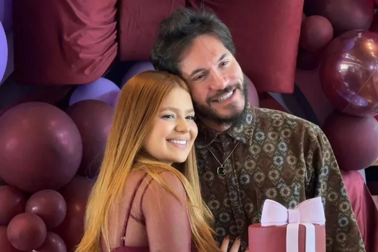 Viih Tube comemora 25 anos com bolo especial para amigas e Eliezer surge de “penetra” na festa