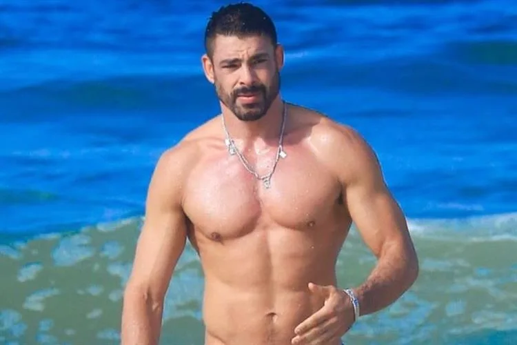 Cauã Reymond exibe boa forma em dia de praia e movimenta a web