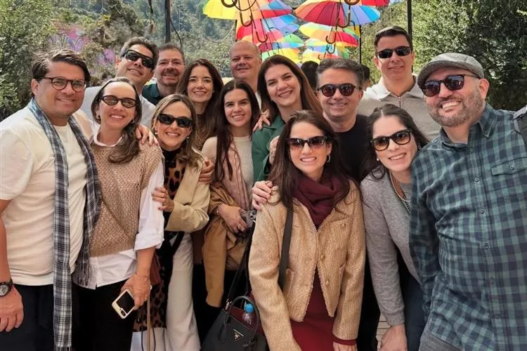 Giselle e Pedro Ivo Frota pegam a rota de Campos do Jordão com amigos