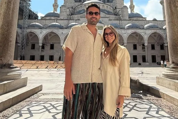 Roberta Fernandes e Victor Oliveira seguem em trip por Paris e Istambul