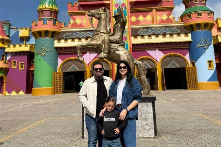 Isabella Moraes e Michel Suleiman em dias de férias em Santa Catarina com a filha, Celina