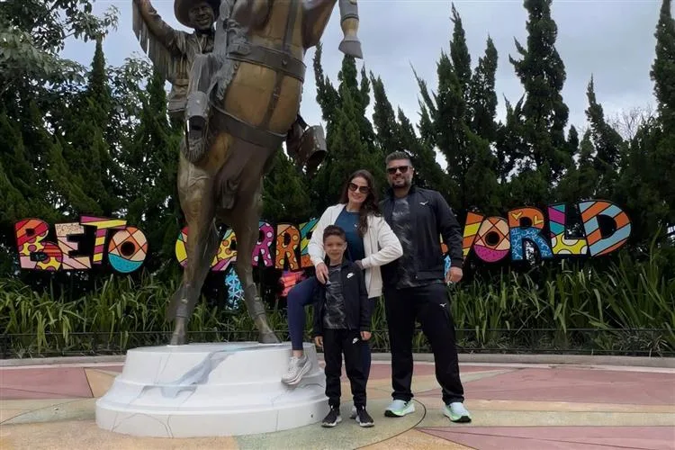 Germana e Daniel Oliveira se divertem no Beto Carrero World com o filho, Davi