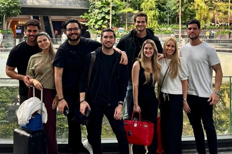 Singapura recebe Bruna e Ravi Macedo com animado grupo de amigos