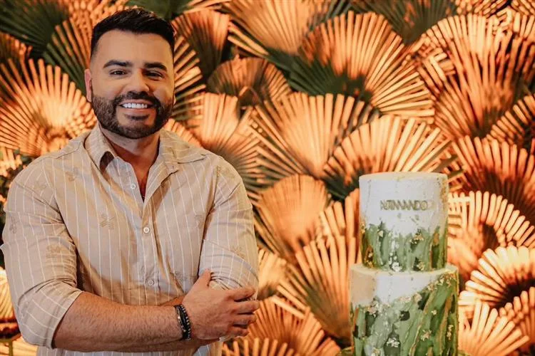 Armando Araújo assopra velinhas em animadíssima festa