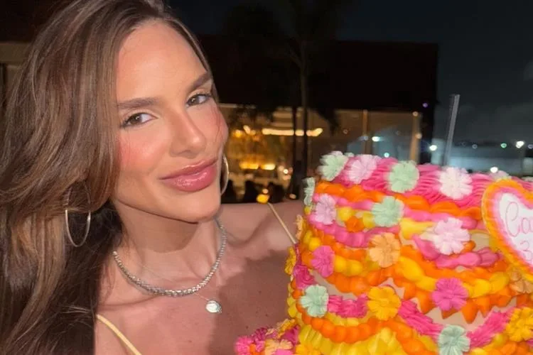 Camila Lima celebra 33 anos com toda a alegria