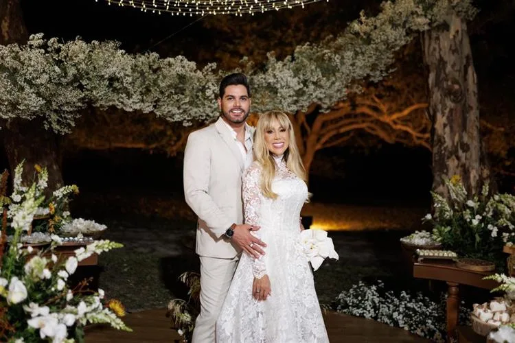 Taty Girl e Raphael Alencar casam no civil em cerimônia emocionante