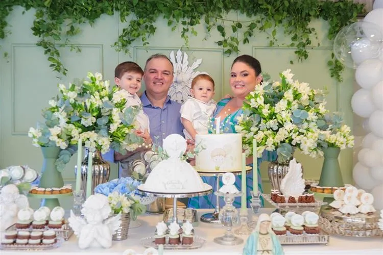 Priscila Ferrer e Teobaldo Brito Jr. celebram batismo e aniversário do filho, Victor Ferrer
