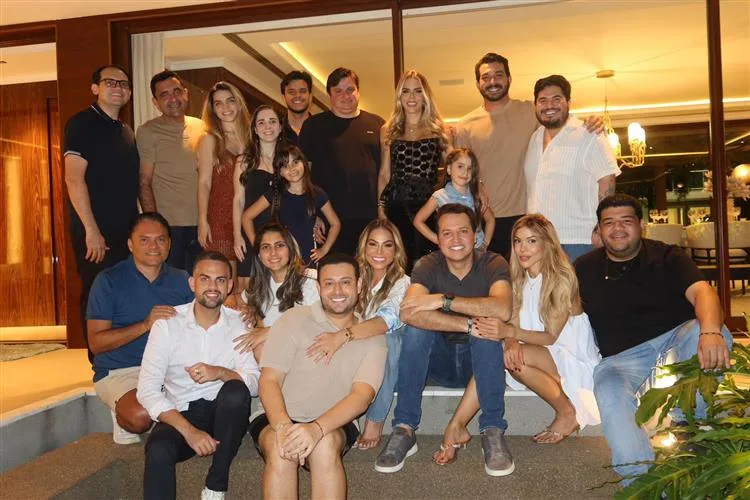 Patrícia Gurgel comemora b-day com o máximo de alegria