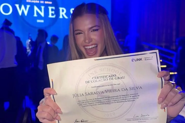 Júlia Saraiva Vieira comemora formação em faculdade de Business