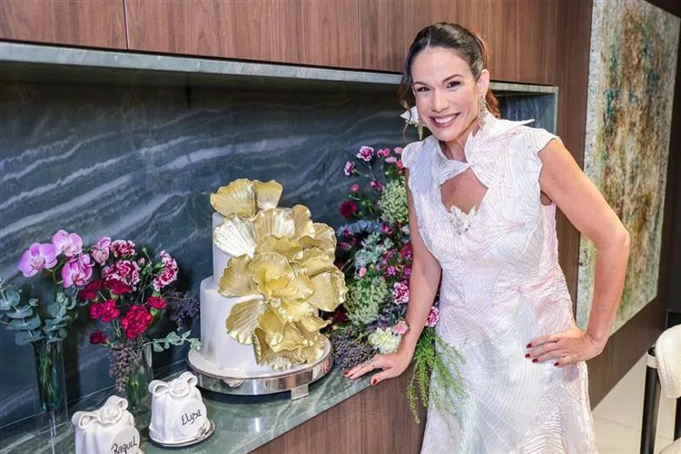 Ana Virgínia Martins festeja nova idade em b-day com muito frisson