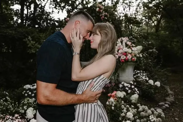 Taylor Swift e Travis Kelce anunciam casamento